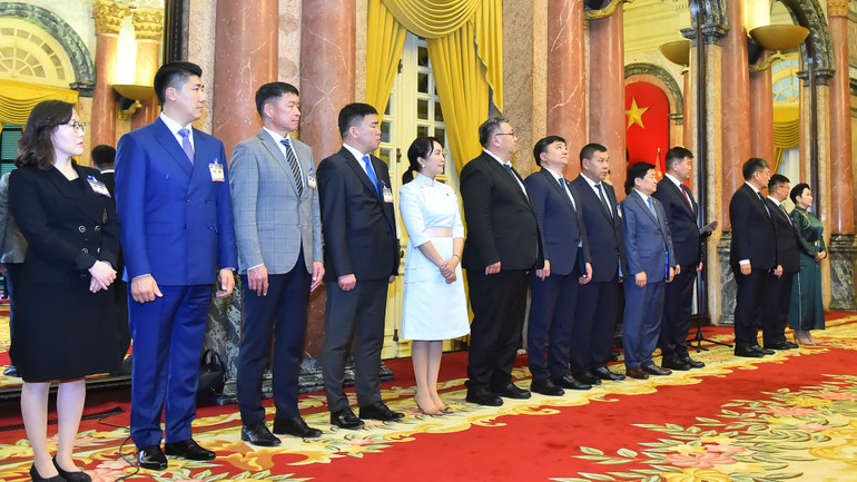 Đoàn đại biểu tháp tùng Tổng thống Mông Cổ Ukhnaagiin Khurelsukh tham dự lễ ký kết các văn kiện hợp tác giữa hai nước.