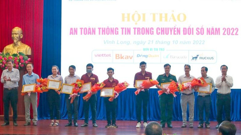 Khen thưởng các đội đạt giải diễn tập thực chiến an ninh mạng.