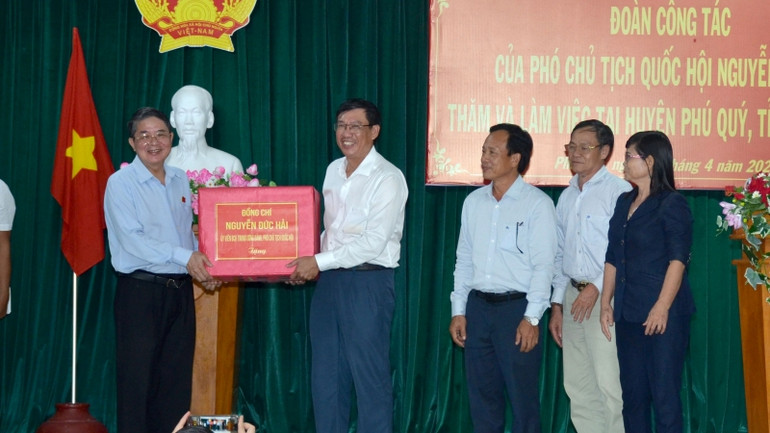 Phó Chủ tịch Quốc hội Nguyễn Đức Hải trao quà cho Huyện ủy, UBND huyện đảo Phú Quý, Bình Thuận. Phó Chủ tịch Quốc hội Nguyễn Đức Hải trao quà cho Huyện ủy, UBND huyện đảo Phú Quý, Bình Thuận.