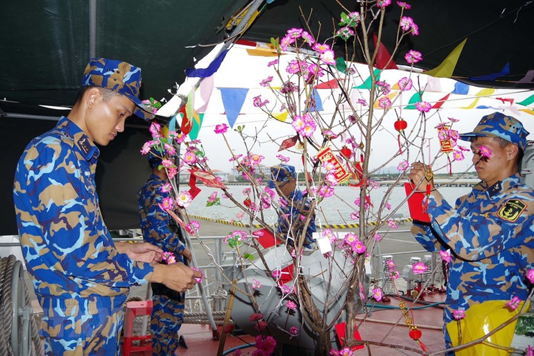 Các chiến sĩ trang trí phòng đón Tết. (Ảnh: TTXVN phát)