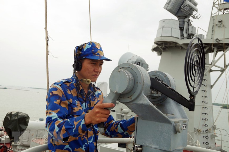 Vui Xuân mới nhưng các chiến sĩ luôn sẵn sàng chiến đấu. (Ảnh: TTXVN phát)