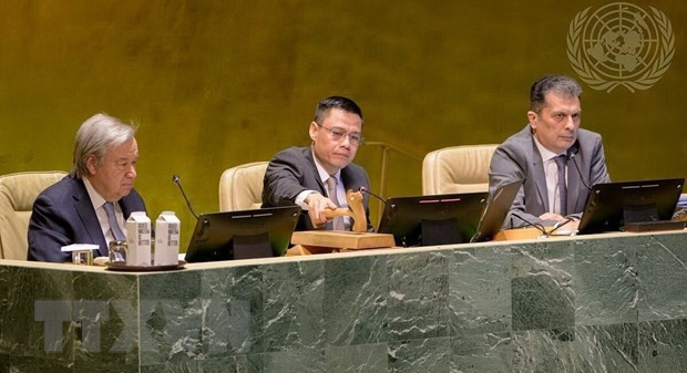 Phó Chủ tịch Đại hội đồng Liên hợp quốc, Đại sứ Đặng Hoàng Giang, Trưởng Phái đoàn đại diện thường trực Việt Nam tại LHQ (ngồi giữa), gõ búa thông qua nghị quyết. (Ảnh: Thanh Tuấn/TTXVN) Phó Chủ tịch Đại hội đồng Liên hợp quốc, Đại sứ Đặng Hoàng Giang, Trưởng Phái đoàn đại diện thường trực Việt Nam tại LHQ (ngồi giữa), gõ búa thông qua nghị quyết. (Ảnh: Thanh Tuấn/TTXVN)