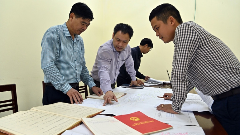 Lãnh đạo xã Ninh Sở, huyện Thường Tín (Hà Nội) đối chiếu, rà soát diện tích thu hồi đất phục vụ giải phóng mặt bằng tuyến đường vành đai 4 trên địa bàn. (Ảnh Duy Linh)