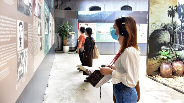 Du khách tham quan di tích Nhà tù Hỏa Lò. (Ảnh: Duy Linh)