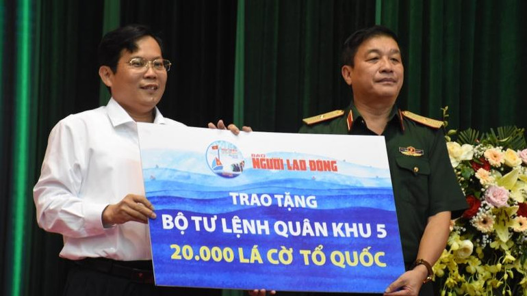 Báo Người Lao Động trao tặng tượng trưng 20.000 lá cờ Tổ quốc cho Bộ Tư lệnh Quân khu 5.