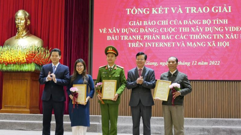 Các đồng chí lãnh đạo tỉnh Hà Giang trao giải xây dựng video clip đấu tranh, phản bác các thông tin xấu độc trên Internet và mạng xã hội cho các tác giả. Các đồng chí lãnh đạo tỉnh Hà Giang trao giải xây dựng video clip đấu tranh, phản bác các thông tin xấu độc trên Internet và mạng xã hội cho các tác giả.