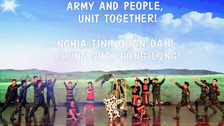 Phần thi sân khấu hóa của đội Phòng ban.