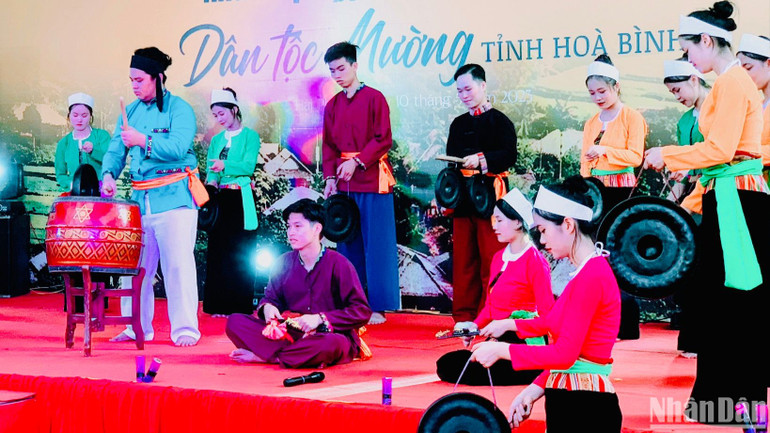 Các phong tục độc đáo của người Mường cũng được giới thiệu.