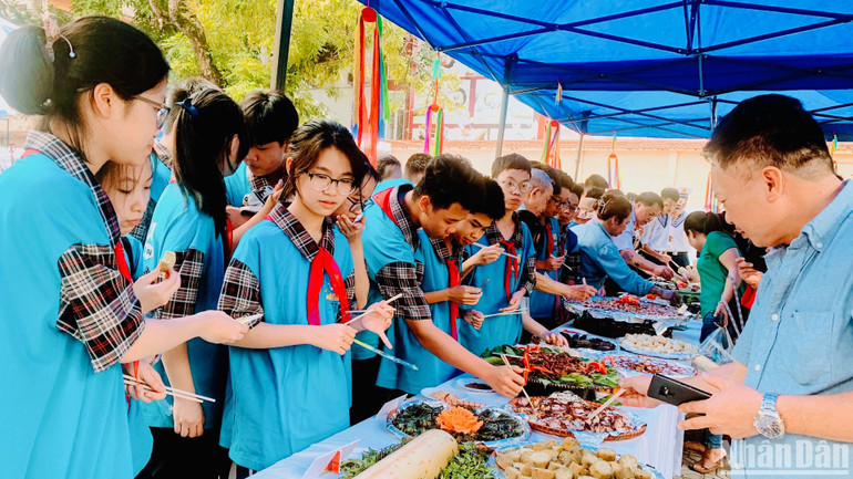 Học sinh và du khách trải nghiệm ẩm thực độc đáo của người Mường Hòa Bình ngay tại thành phố Cảng.