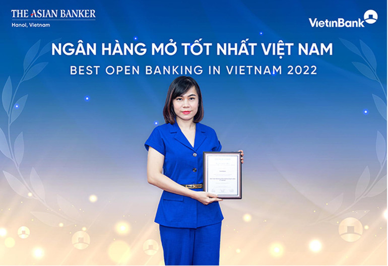 Bà Lê Việt Nga, Trưởng Phòng Thúc đẩy kinh doanh, Trung tâm Phát triển Giải pháp tài chính khách hàng, Khối khách hàng doanh nghiệp đại diện VietinBank nhận giải “Ngân hàng mở tốt nhất Việt Nam”.