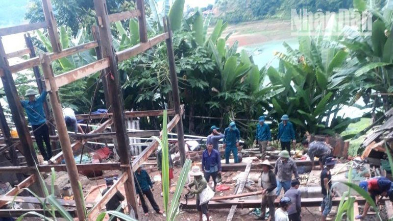 Các lực lượng và người dân tham gia hỗ trợ di chuyển nhà cho các hộ bị ảnh hưởng mưa lũ tại xã Chiềng Bằng, Quỳnh Nhai.