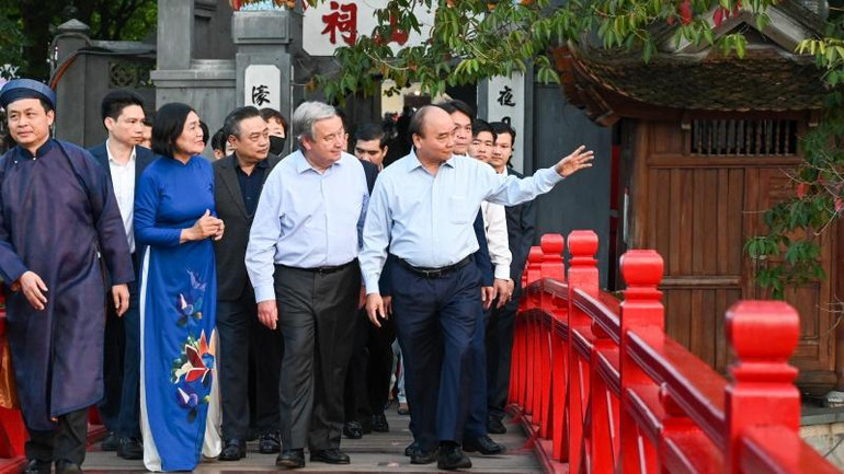 Chủ tịch nước Nguyễn Xuân Phúc giới thiệu với Tổng Thư ký Liên hợp quốc António Guterres về danh lam thắng cảnh tại khu vực Hồ Hoàn Kiếm.