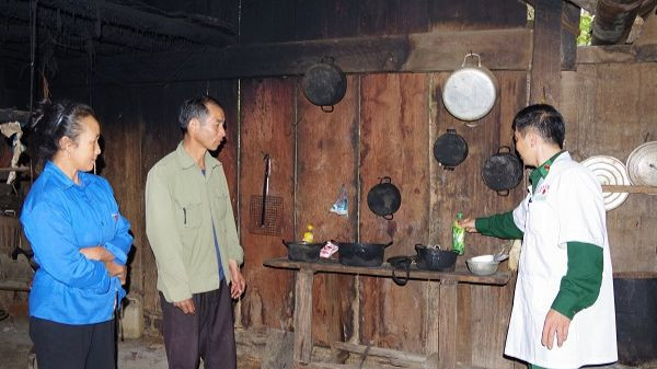 Cán bộ trạm quân dân y Mường Lống đến tận các gia đình tuyên truyền người dân bảo đảm vệ sinh trong sinh hoạt, ăn uống. Cán bộ trạm quân dân y Mường Lống đến tận các gia đình tuyên truyền người dân bảo đảm vệ sinh trong sinh hoạt, ăn uống.