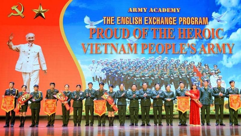 Trao thưởng và Cờ lưu niệm cho các đội. (Ảnh: XUÂN CƯỜNG)