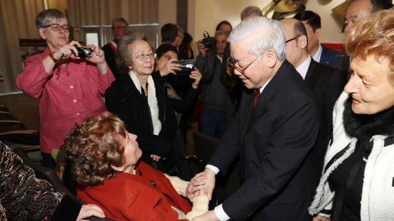 Ngày 26/3/2018, nhân chuyến thăm chính thức Cộng hòa Pháp, Tổng Bí thư Nguyễn Phú Trọng đã gặp bà Raymonde Dien - đảng viên Đảng Cộng sản Pháp, một biểu tượng của tinh thần chống cuộc chiến phi nghĩa do thực dân Pháp tiến hành ở Việt Nam. (Ảnh: Trí Dũng/TTXVN)