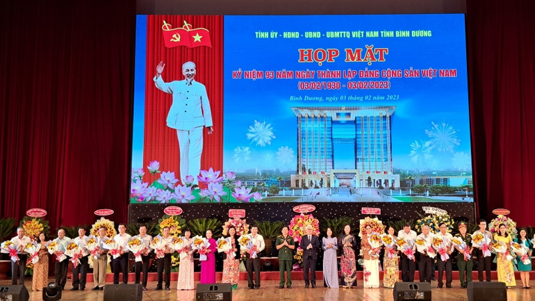 Lãnh đạo tỉnh Bình Dương tuyên dương đảng viên tiêu biểu đã hoàn thành xuất sắc nhiệm vụ trong năm 2022. Lãnh đạo tỉnh Bình Dương tuyên dương đảng viên tiêu biểu đã hoàn thành xuất sắc nhiệm vụ trong năm 2022.