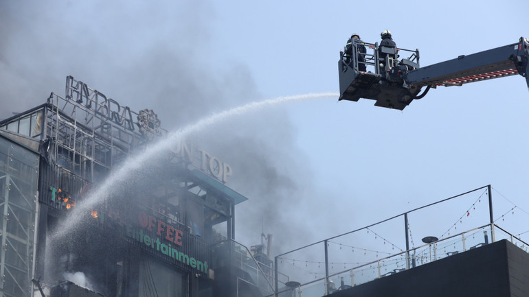 Cơ quan chức năng tập trung dập tắt đám cháy.