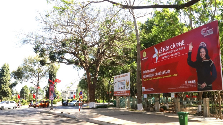 Những ngày qua, trên khắp các tuyến đường, góc phố của thành phố Buôn Ma Thuột đều treo pa-nô tuyên truyền, quảng bá Lễ hội.