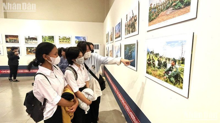 Các em học sinh tham quan triển lãm.