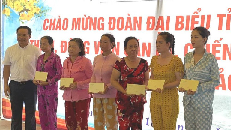 Bí thư Tỉnh ủy Long An Nguyễn Văn Được trao quà cho người dân ở đảo Hòn Đốc (Kiên Giang).