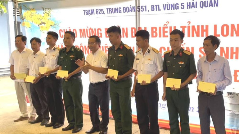 Bí thư Tỉnh ủy Long An Nguyễn Văn Được trao quà cho cán bộ, chiến sĩ đảo Hòn Đốc (Kiên Giang).