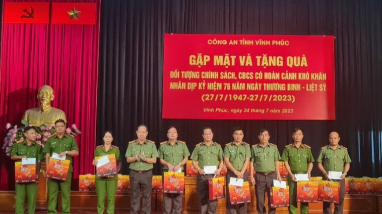 Giám đốc Công an tỉnh tặng quà cho các thương binh, thân nhân gia đình liệt sĩ.
