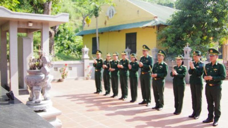 Hội viên Hội Phụ nữ Bộ đội Biên phòng Sơn La dâng hương tại Đài tưởng niệm các Anh hùng liệt sĩ tại Đồn Anh hùng Đồn Biên phòng cửa khẩu Chiềng Khương.