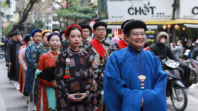 Nét đẹp cổ phục Việt trong đoàn rước.