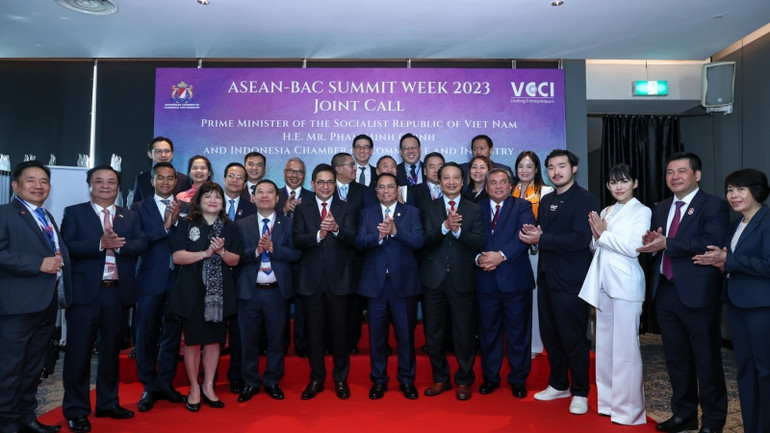 Thủ tướng Phạm Minh Chính và lãnh đạo Phòng Thương mại và Công nghiệp Indonesia (KADIN) cùng một số doanh nghiệp tiêu biểu của Indonesia.