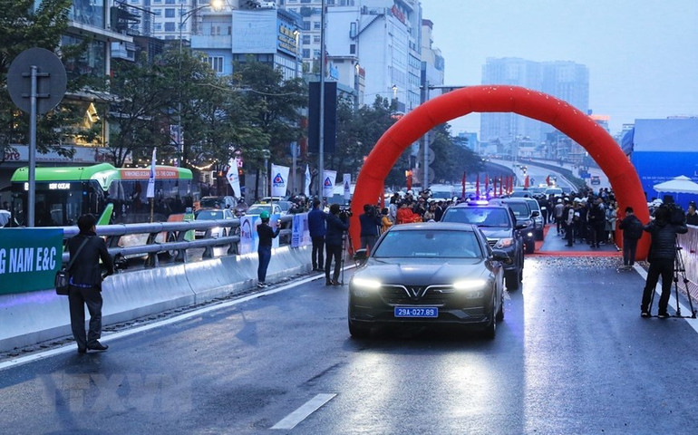 Phương tiện lưu thông trên đường Vành đai 2 sau lễ thông xe.(Ảnh: Tuấn Anh/TTXVN)