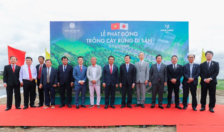 Các đại biểu cấp cao chụp ảnh lưu niệm tại sự kiện. Các đại biểu cấp cao chụp ảnh lưu niệm tại sự kiện.