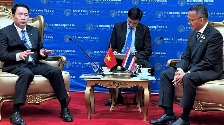 Thứ trưởng Công an Lê Quốc Hùng hội đàm với Bộ trưởng Tư pháp Thái Lan. Thứ trưởng Công an Lê Quốc Hùng hội đàm với Bộ trưởng Tư pháp Thái Lan.
