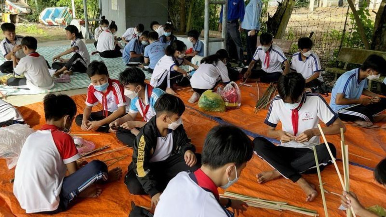 Các nhóm thiếu nhi thực hiện phần thi làm lồng đèn.