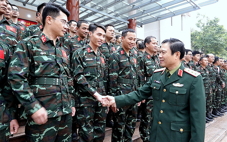 Thượng tướng Nguyễn Tân Cương, Ủy viên Trung ương Đảng, Tổng Tham mưu trưởng Quân đội nhân dân Việt Nam, Thứ trưởng Quốc phòng thăm hỏi, động viên các sĩ quan, chiến sĩ trong Đoàn công tác.