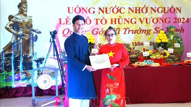Đại sứ Đinh Ngọc Linh trao số tiền quyên góp vì Trường Sa Xanh cho bà Trần Thị Chang, Chủ tịch Hiệp hội hữu nghị Malaysia-Việt Nam. Đại sứ Đinh Ngọc Linh trao số tiền quyên góp vì Trường Sa Xanh cho bà Trần Thị Chang, Chủ tịch Hiệp hội hữu nghị Malaysia-Việt Nam.