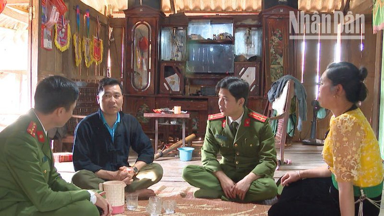 Đại úy Nguyễn Đức Anh, cán bộ Công an xã Phiêng Khoài trong một lần cùng đồng đội xuống với người dân.