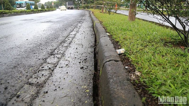 Giao thông trên đường Hồ Chí Minh đoạn qua vị trí sụt lún tại thành phố Gia Nghĩa vẫn được bảo đảm thông suốt.