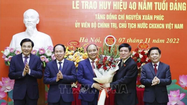 Các đồng chí thuộc ban, bộ, ngành tặng hoa đồng chí Nguyễn Xuân Phúc. (Ảnh: Thống Nhất/TTXVN)