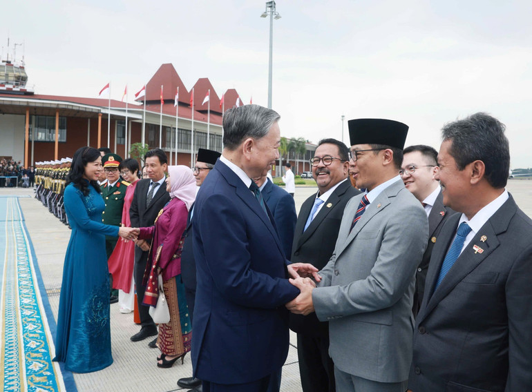 Lễ tiễn Tổng Bí thư Tô Lâm và Phu nhân tại sân bay quân sự Halim Perdanakusuma, Jakarta . (Ảnh: Thống Nhất/TTXVN)