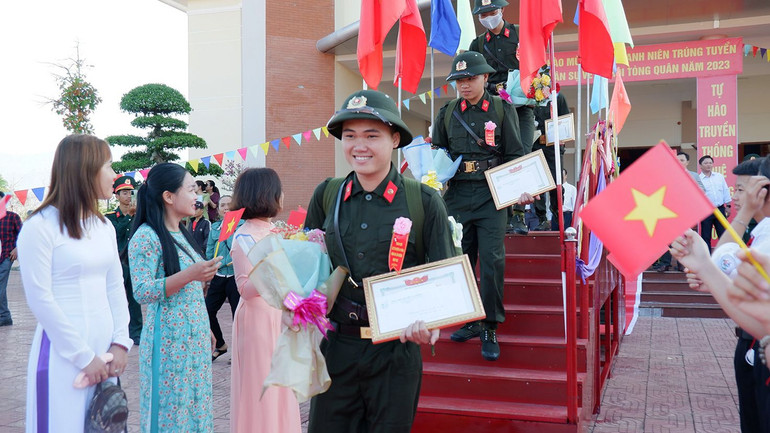 Các tân binh thực hiện nghi lễ qua cầu Vinh Quang.