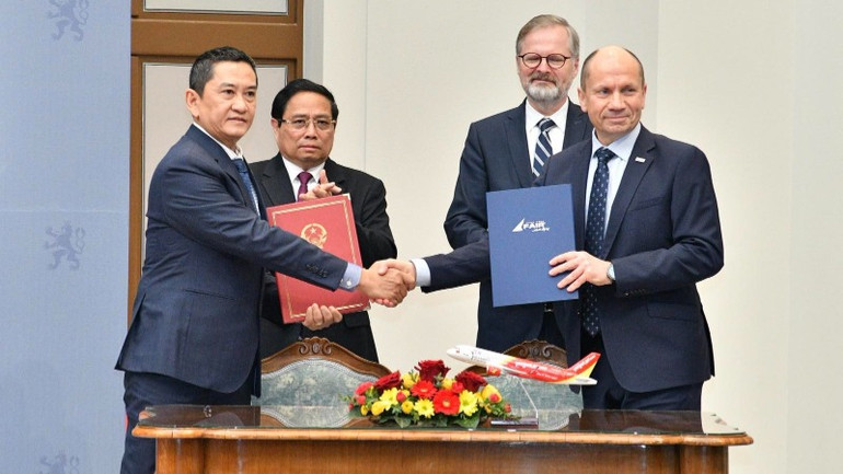 Thủ tướng Phạm Minh Chính và Thủ tướng Cộng hòa Czech Petr Fiala chứng kiến các tập đoàn lớn của hai nước ký và trao đổi văn kiện hợp tác. (Ảnh: THANH GIANG)