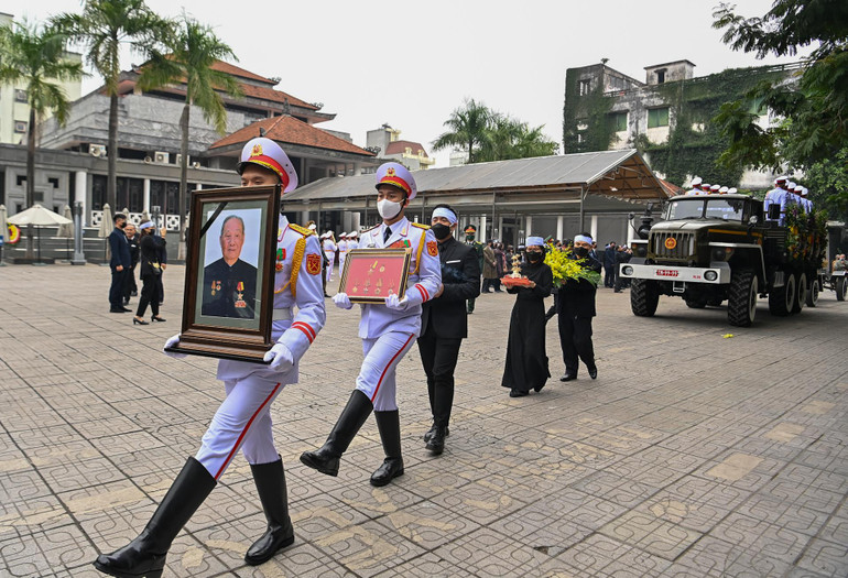 Linh xa đưa linh cữu đồng chí Vũ Oanh rời Nhà tang lễ Quốc gia. Linh xa đưa linh cữu đồng chí Vũ Oanh rời Nhà tang lễ Quốc gia.