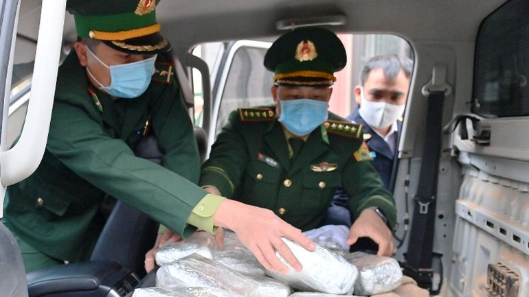 Bộ đội Biên phòng phát lộ ma túy cất giấu trong xe ô-tô biển kiểm soát Lào.