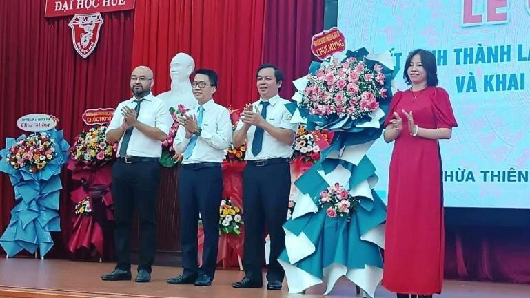 Công bố quyết định bổ nhiệm hiệu trưởng và các phó hiệu trưởng Trường Trung học phổ thông chuyên Khoa học Huế. (Ảnh: Trường đại học Khoa học cung cấp) Công bố quyết định bổ nhiệm hiệu trưởng và các phó hiệu trưởng Trường Trung học phổ thông chuyên Khoa học Huế. (Ảnh: Trường đại học Khoa học cung cấp)