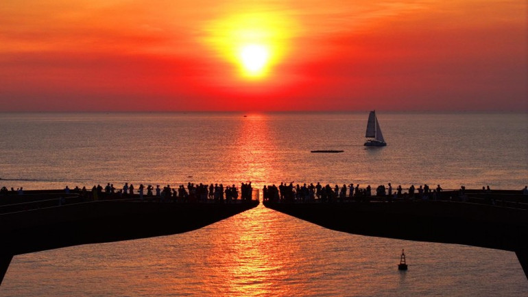 Cầu hôn - Công trình được CNN ca ngợi vì thiết kế độc bản và khung cảnh hoàng hôn “đốn tim”.