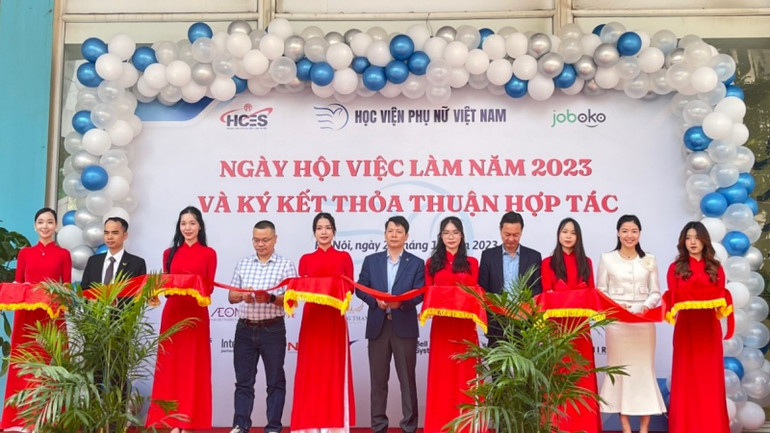Các đại biểu cắt băng khai mạc Ngày hội việc làm năm 2023.