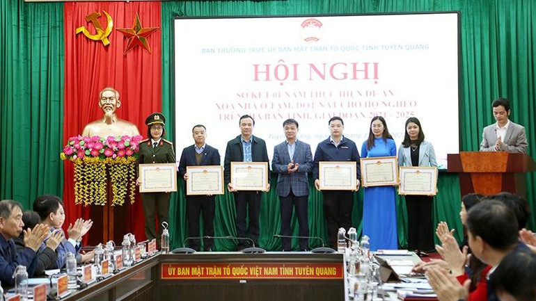 Lãnh đạo Mặt trận Tổ quốc tỉnh Tuyên Quang trao Bằng khen của UBND tỉnh cho các cá nhân có thành tích xuất sắc trong thực hiện đề án.