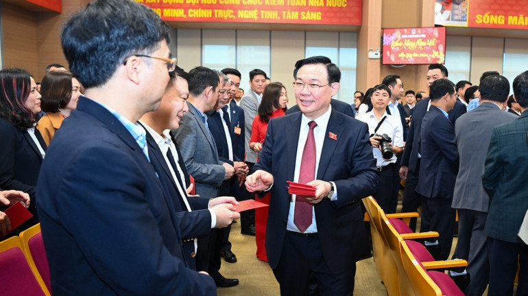 Chủ tịch Quốc hội Vương Đình Huệ lì xì đầu năm mới cho cán bộ, công chức, người lao động tại Kiểm toán Nhà nước. (Ảnh: DUY LINH) Chủ tịch Quốc hội Vương Đình Huệ lì xì đầu năm mới cho cán bộ, công chức, người lao động tại Kiểm toán Nhà nước. (Ảnh: DUY LINH)