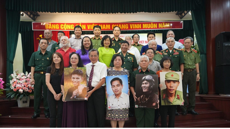 Đại diện Ban tổ chức trao tặng ảnh phục dựng chân dung liệt sĩ cho thân nhân liệt sĩ.