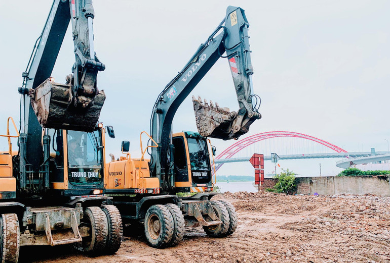 Quang cảnh nhấn nút khởi công dự án chỉnh trang sông Tam Bạc, sáng 21/10. Quang cảnh nhấn nút khởi công dự án chỉnh trang sông Tam Bạc, sáng 21/10.